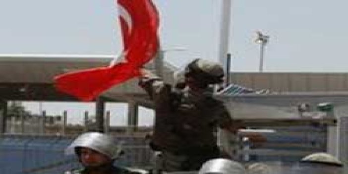 Türk bayrağını indirdiler!