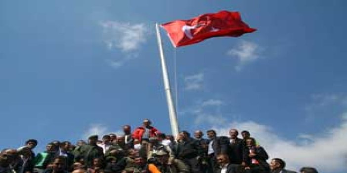 Dev Türk bayrağı direğe sabitlendi