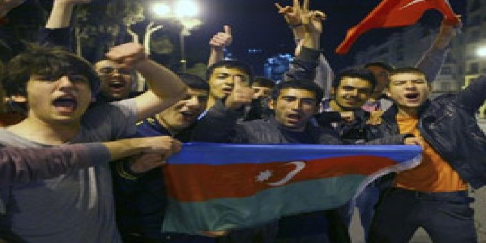 Azeriler sokaklara döküldü!