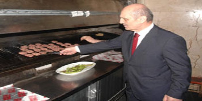 Erdoğan Bayraktar köfte pişirdi!