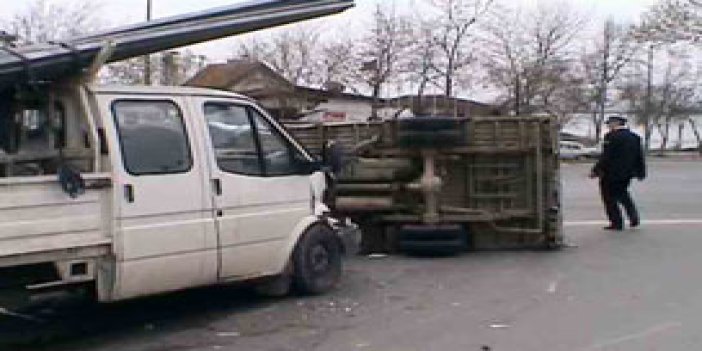 Minibüsle kamyon çarpıştı:8 yaralı