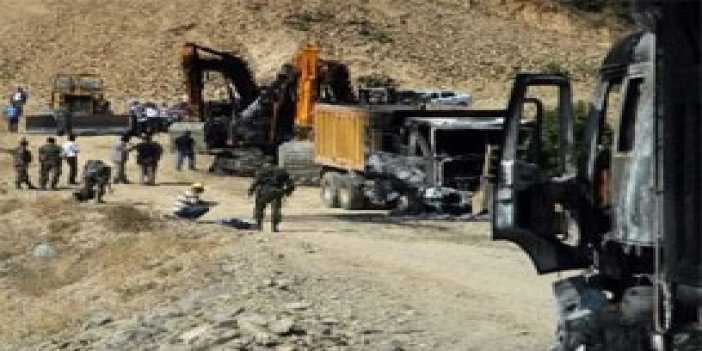 Tunceli'de iş makineleri yakıldı