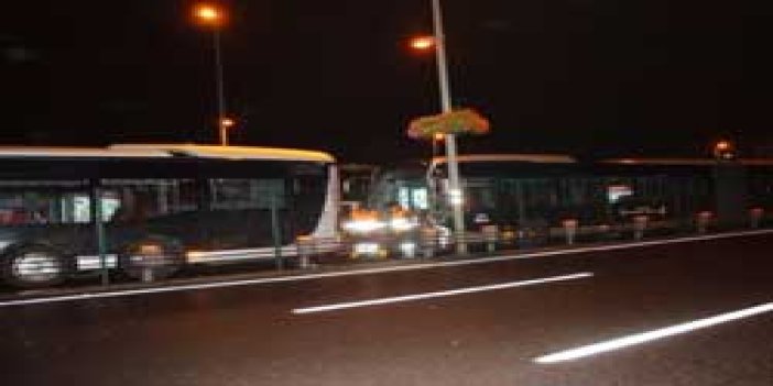 İstanbul'da 2 metrobüs çarpıştı