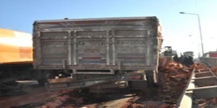 Trabzon'da tuğla kamyonu devrildi