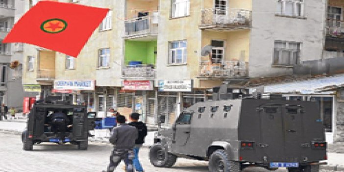 PKK Hakkari'ye bez parçası astı