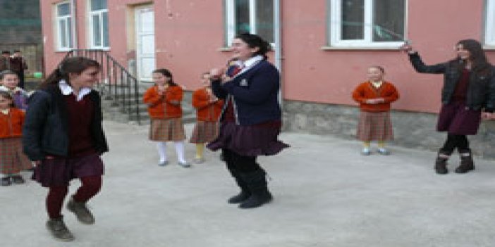 Trabzon'da köy okuluna ziyaret