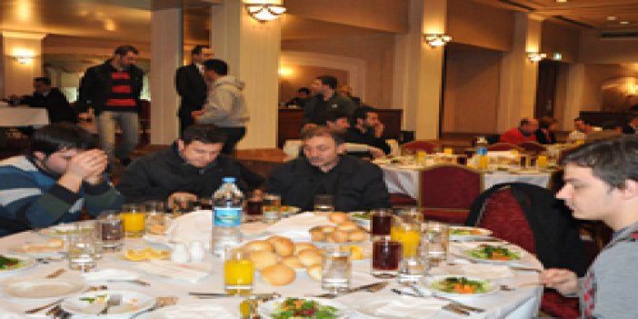 Trabzonlu gazetecilere yemek