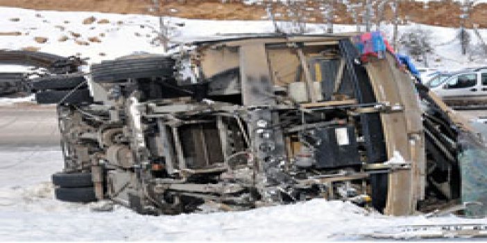 Trabzon plakalı araç kaza yaptı