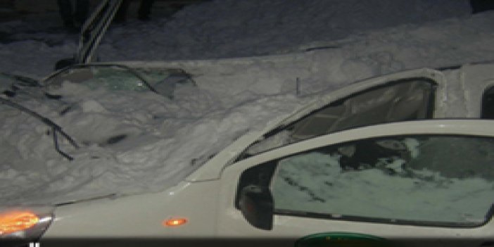 Arabanın üzerine çatıdan kar düştü