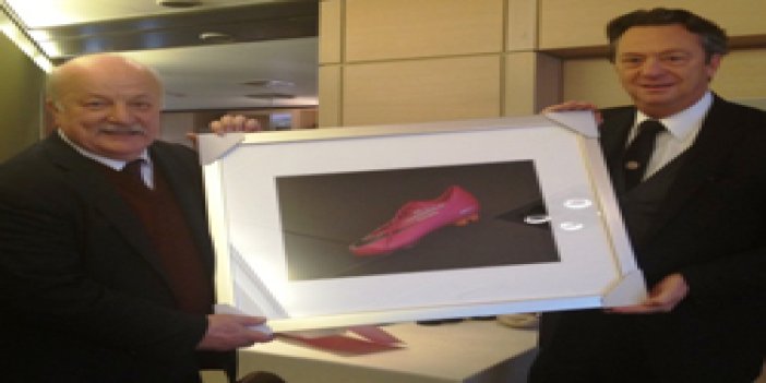 PSV Başkanı Şener'e hediye verdi
