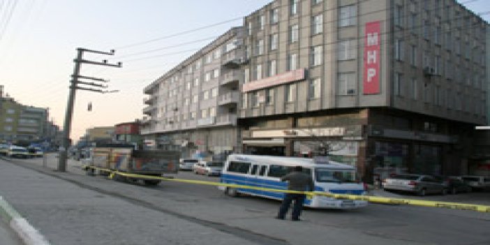 MHP binası önünde bomba paniği