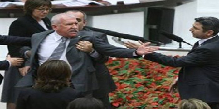 'CHP Başkan'a bant kabı fırlattı'
