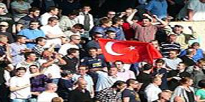Türk bayrağı açan taraftara ceza