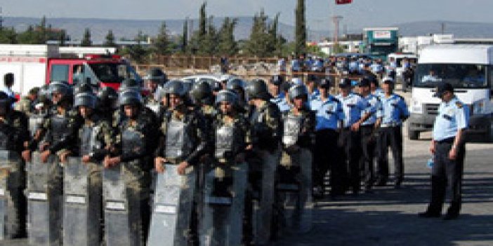 Sığınmacılar Türk polisini taşladı!