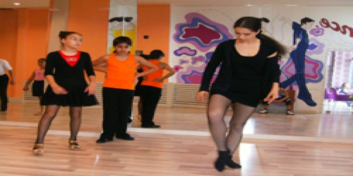 Milli dansçılar Trabzon'da