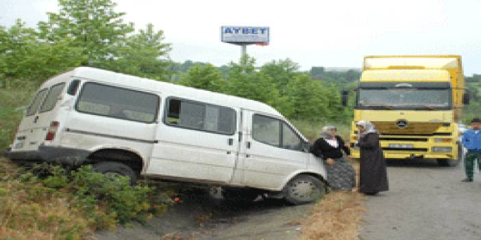 Samsun'da  kaza! Trabzon plakalı otomobil kum yüklü traktöre çarptı. 20 Mayıs 2012