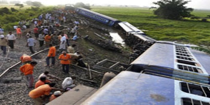 İki tren çarpıştı: 15 ölü