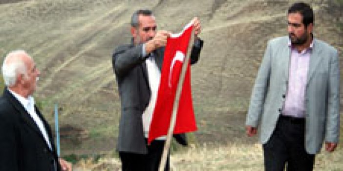 PKK'lı mezarına Türk bayrağı dikti