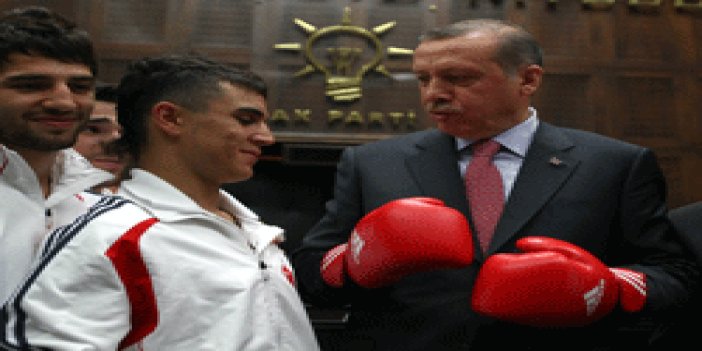 Erdoğan'a boks eldiveni verdiler