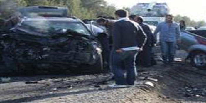 İki otomobil çarpıştı: 6 ölü, 7 yaralı