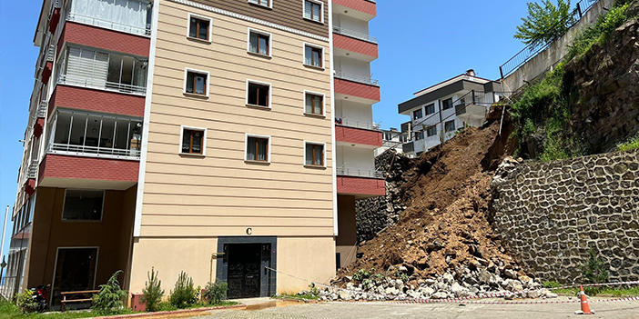 Trabzon'da sitenin istinat duvarı çöktü! Araçlar hasar gördü
