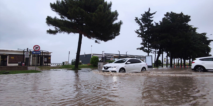 Samsun'da sağanak yağış yolları göle çevirdi
