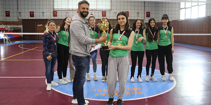 Trabzon'da liseler arası kadın voleybol turnuvası sona erdi