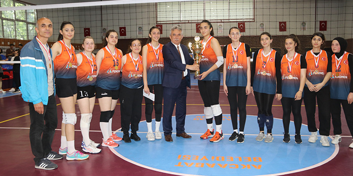 Trabzon'da liseler arası kadın voleybol turnuvası sona erdi