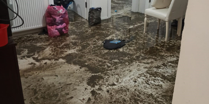 Rize'de şiddetli yağışlar rögarı tıkadı! Evleri su bastı 