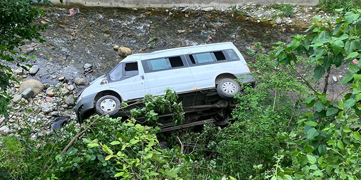 Trabzon'da servis aracı dereye yuvarlandı! Muhtar ağır yaralı