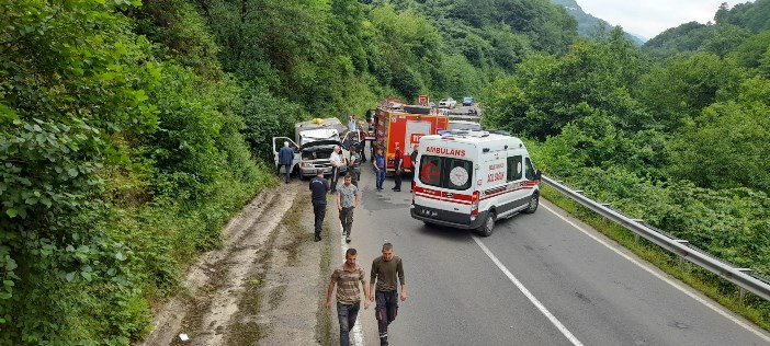 Trabzon'da kaza! Köy yolundan karayoluna düştü: 3 yaralı