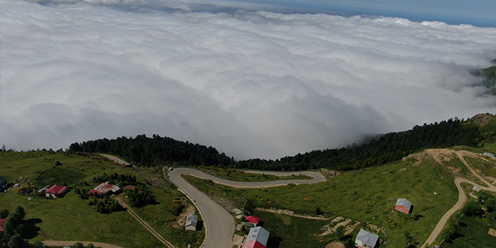 Trabzon'un yaylalarında hayran bırakan bulut denizi