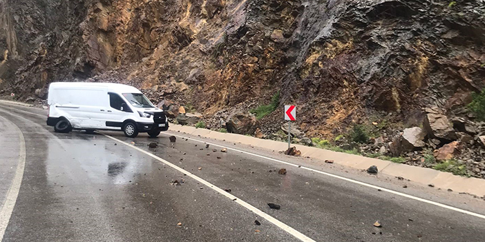 Bölgemizde korkutan kaza! Ekmek yüklü minibüse dağdan kopan kayalar çarptı