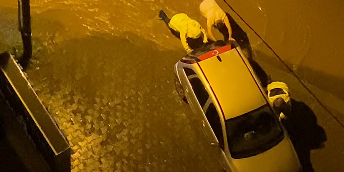 Rize'de yolda mahsur kalan aracın imdadına polis yetişti