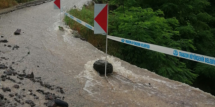 Trabzon'da sağanak yağış olumsuz etkiledi! 16 mahallenin yolu kapandı 