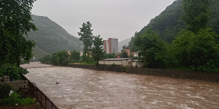Trabzon'da sağanak yağış olumsuz etkiledi! 16 mahallenin yolu kapandı