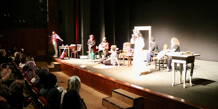 Trabzon'da teknoloji bağımlılığı ve akran zorbalığı tiyatro oyunu ile anlatıldı