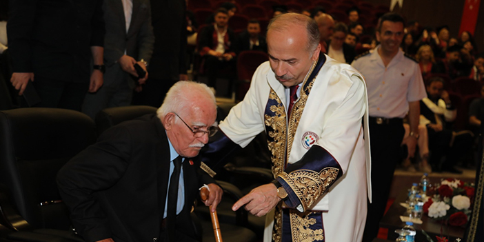 Trabzon Üniversitesi mezuniyet töreni düzenlendi! 90 yaşındaki gazi törene katıldı