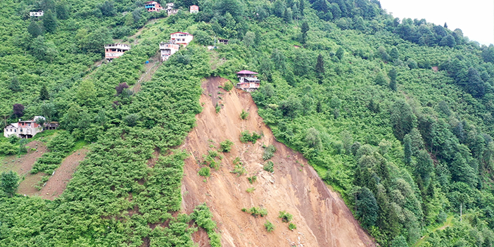 Trabzon'da heyelan gece vurdu! 3 ev boşaltıldı