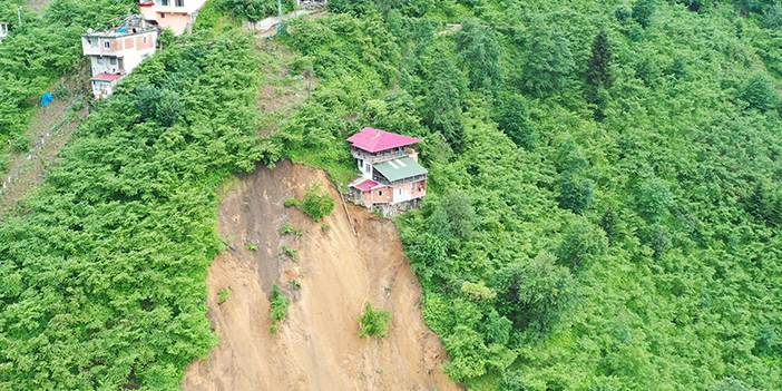 Trabzon'da heyelan gece vurdu! 3 ev boşaltıldı