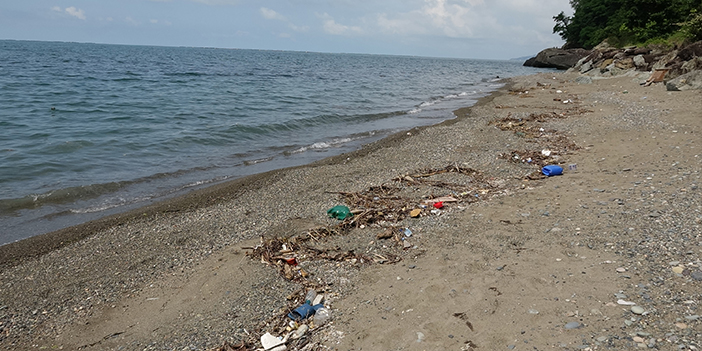 Trabzon'da olumsuz hava şartları sonrası sahiller çöple doldu