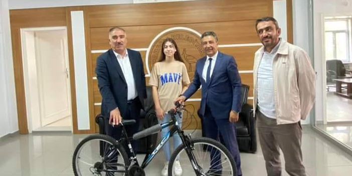 Bayburt'ta başarılı öğrencilere bisiklet ve tablet hediye edildi