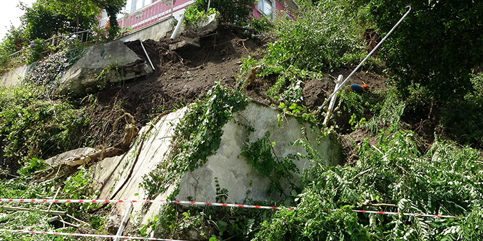 Ordu heyelan sonucu bir evin istinat duvarı yıkıldı