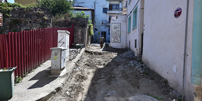 Trabzon'da tarihi sokak dokulara uygun olarak yenileniyor