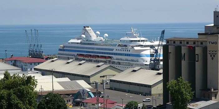 Kruvaziyer gemisi Trabzon Limanını mesken tuttu