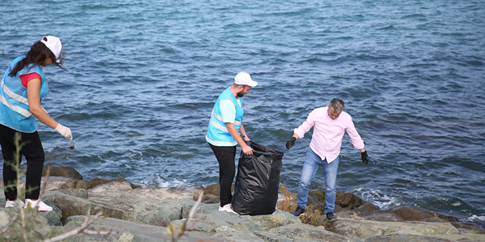 Başkan Bıyık Yomralı vatandaşlarla sahil temizliği yaptı