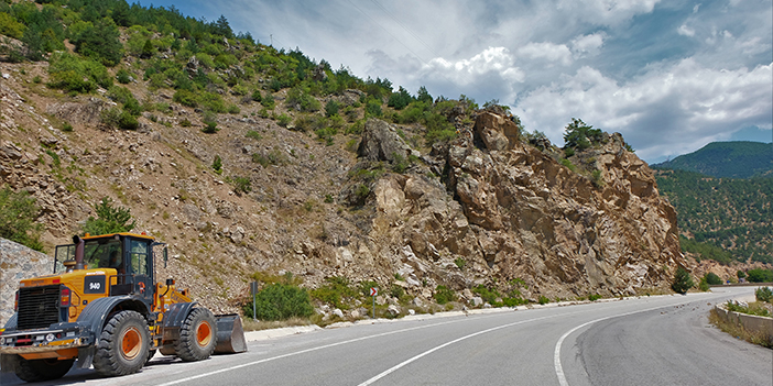 Gümüşhane'de yol kenarındaki oldukça riskli devasa kayalara dağcılar müdahale ediyor