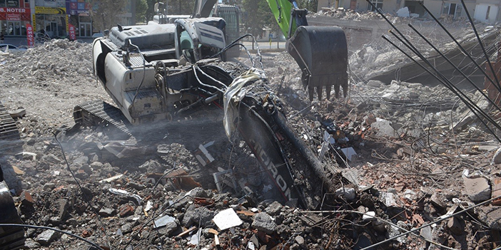 Kahramanmaraş'ta yıkım esnasında iş makinesi enkaz altında kaldı