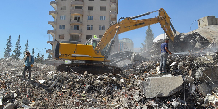 Kahramanmaraş'ta yıkım esnasında iş makinesi enkaz altında kaldı