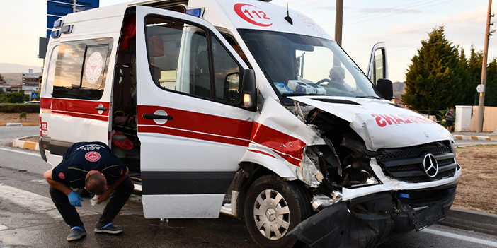 Samsun'da otomobille ambulans çarpıştı! 4 yaralı